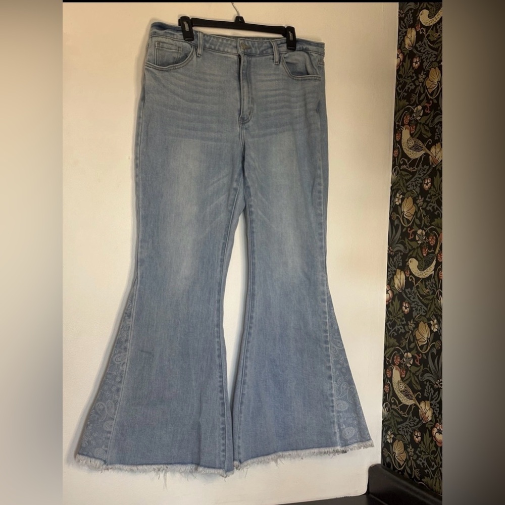 KanCan Signature light wash extreme flare wide leg raw hem jeans women’s sz 32